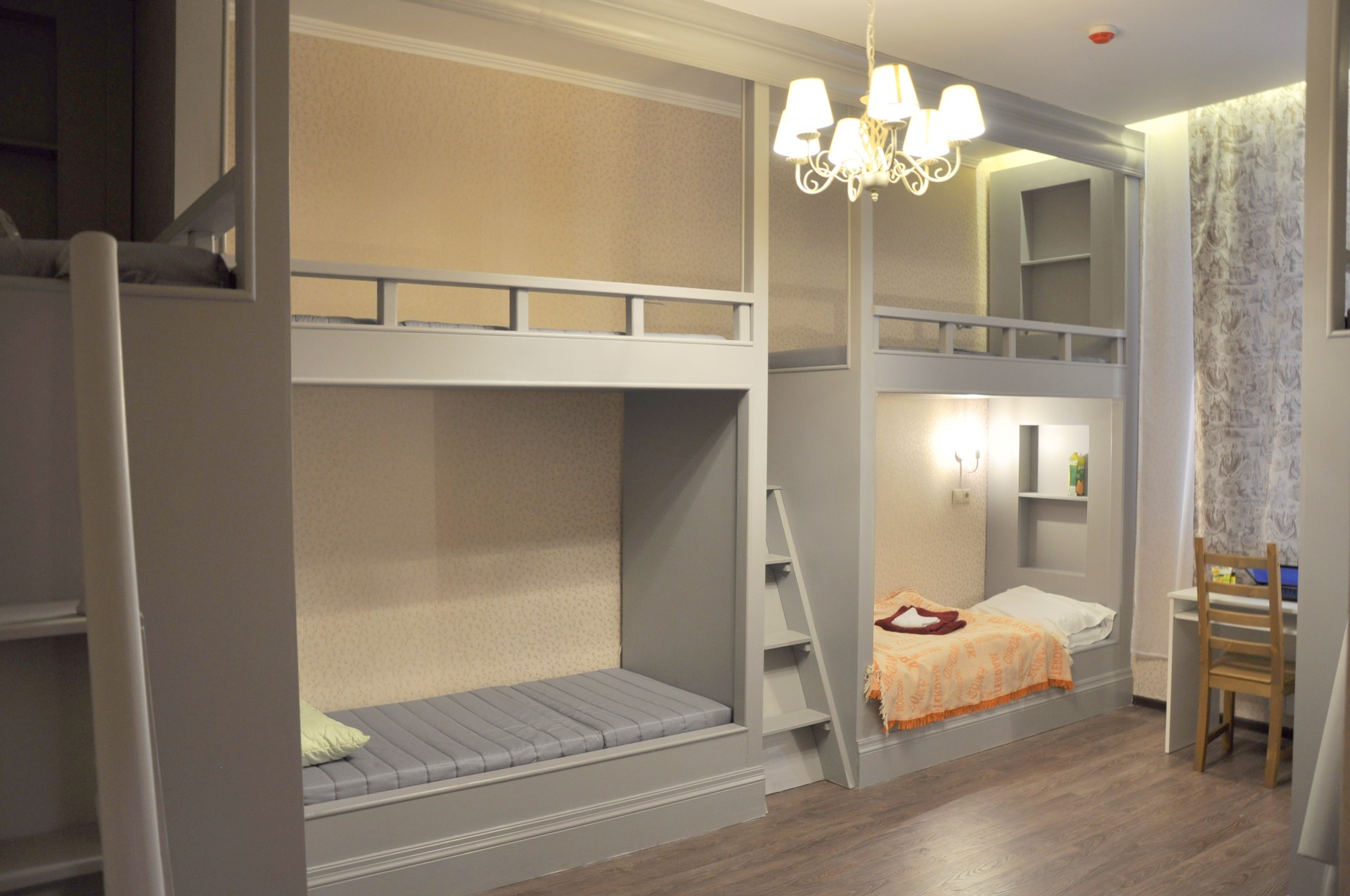 двухэтажная кровать со шторками